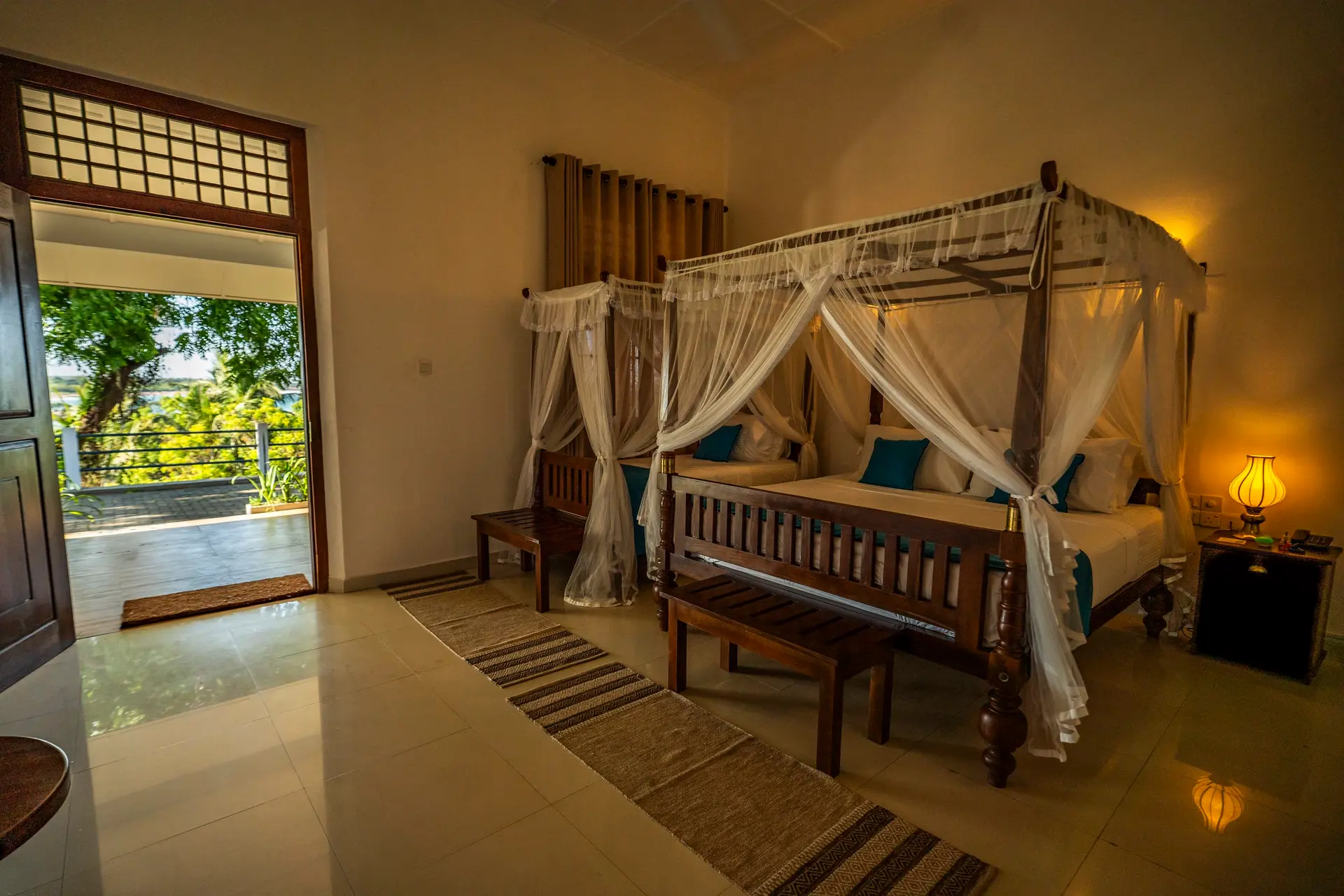 A room opening onto the balcony